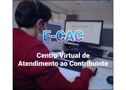 mulher usando o computador para acessar um portal do governo