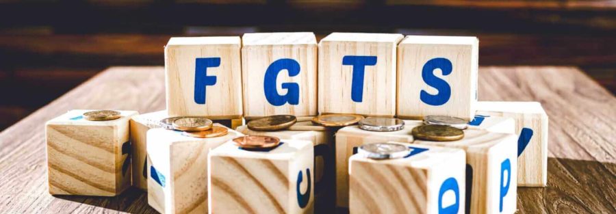 Cubos de madeira com as letras FGTS