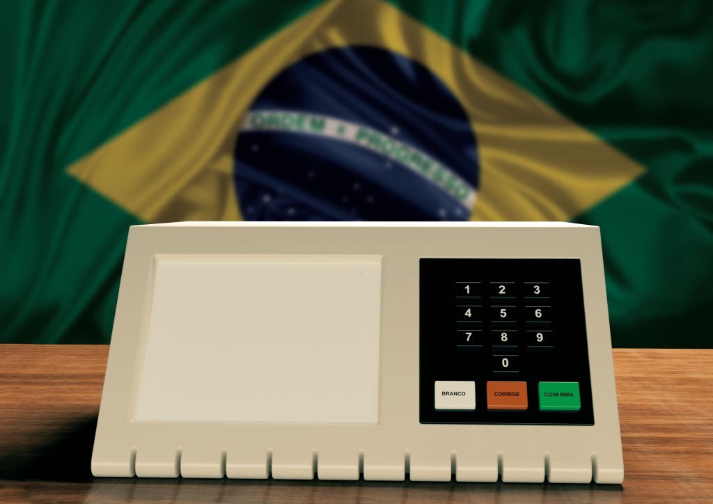 Urna eleitoral eletronica na frente da bandeira do brasil